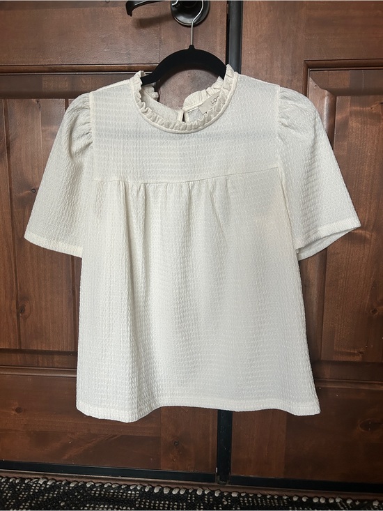 LOFT Tops - LOFT Cream Textured Ruffle-Neck Short Sleeve Blouse